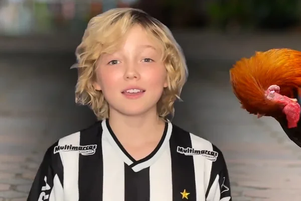 Imagem colorida: ator Christian Convery com camisa do Atlético Mineiro - Metrópoles