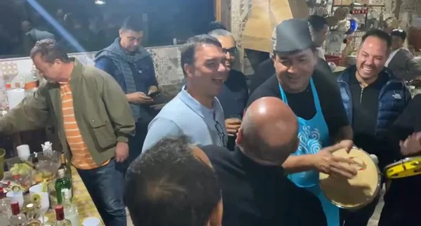 Flávio Bolsonaro em festa sem máscara