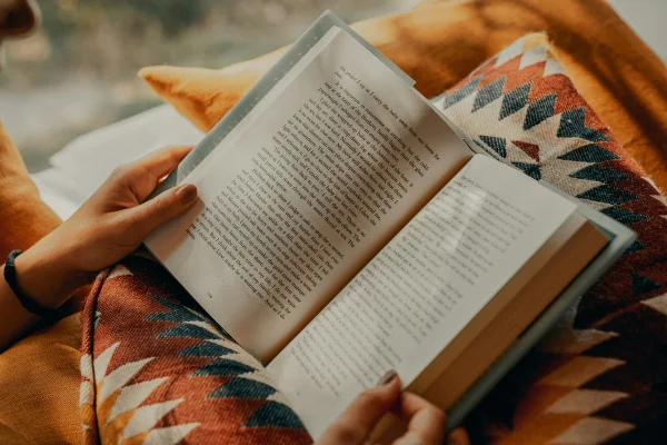 Pessoa lendo um livro