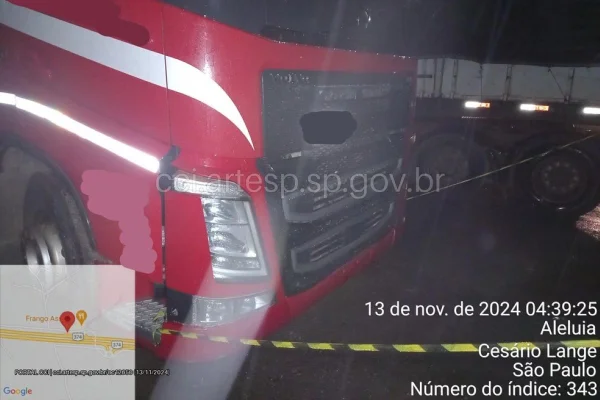 Imagem colorida mostra caminhão vermelho que teve problema no freio e acabou esmagando caminhoneiro - Metrópoles