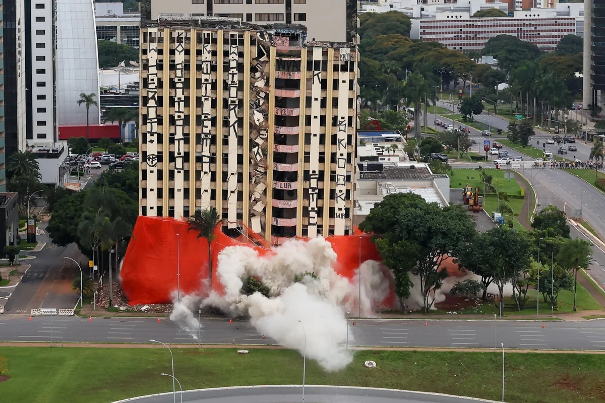 Foram utilizados cerca de 165 kg de explosivos para derrubar a estrutura do prédio. O material foi instalado nos pavimentos térreo, 1º, 2º, 3º e 7º, totalizando 600 metros perfurados nos pilares Foram utilizados cerca de 165 kg de explosivos para derrubar a estrutura do prédio. O material foi instalado nos pavimentos térreo, 1º, 2º, 3º e 7º, totalizando 600 metros perfurados nos pilares