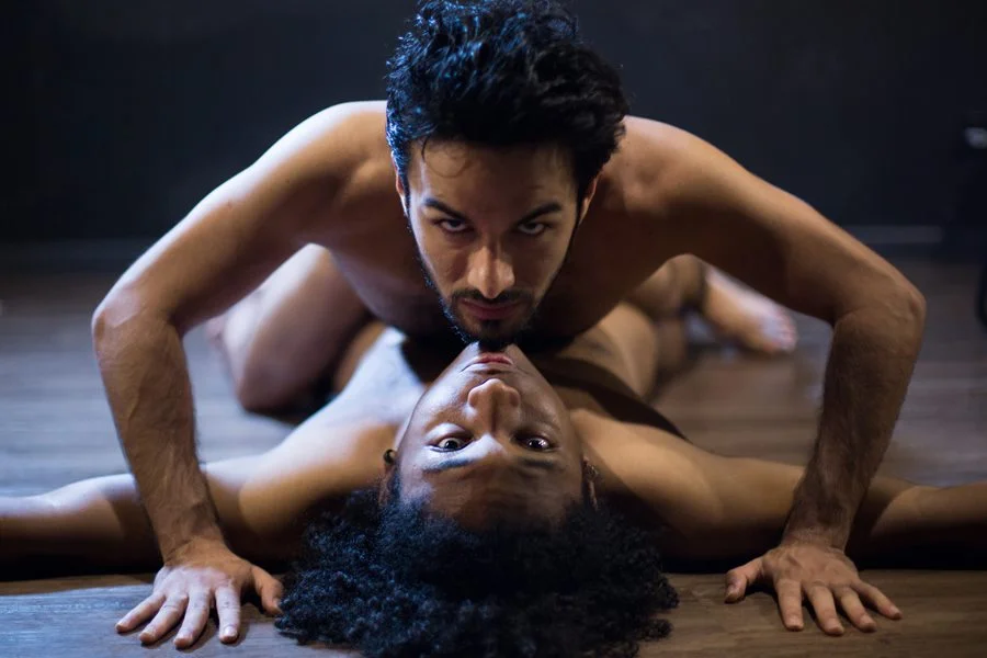 O espetáculo <b>"Virilhas”</b>, escrito e dirigido por Alexandre Ribondi, encerra a temporada neste fim de semana, com sessões de sexta (17/11) a domingo (19/11), às 20h, na Casa dos Quatro (708 Norte, Bl. F, Lj. 42 - Rua das Oficinas, atrás do restaurante Xique-Xique). Ingressos: R$ 40 (inteira), R$ 20 (meia). Não recomendado para menores de 18 anos O espetáculo <b>"Virilhas”</b>, escrito e dirigido por Alexandre Ribondi, encerra a temporada neste fim de semana, com sessões de sexta (17/11) a domingo (19/11), às 20h, na Casa dos Quatro (708 Norte, Bl. F, Lj. 42 - Rua das Oficinas, atrás do restaurante Xique-Xique). Ingressos: R$ 40 (inteira), R$ 20 (meia). Não recomendado para menores de 18 anos
