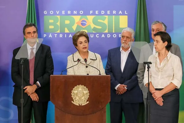 Dilma sai em defesa de Lula em pronunciamento público no Planalto. Veja vídeo