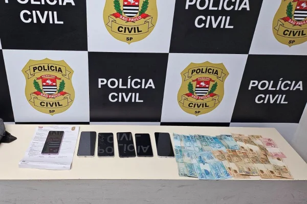 Imagem colorida mostra celulares recuperados pela Polícia Civil em "feira do rolo" no bairro do Brás, no centro de São Paulo - Metrópoles