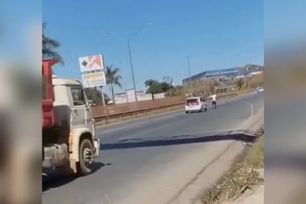 Homem em surto é atropelado por carro na BR 040 em Contagem - destaque galeria Homem em surto é atropelado por carro na BR 040 em Contagem - destaque galeria