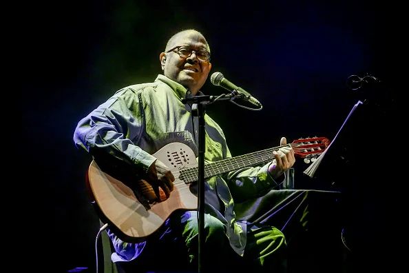 cantor pablo milanés em palco em madri - metropoles