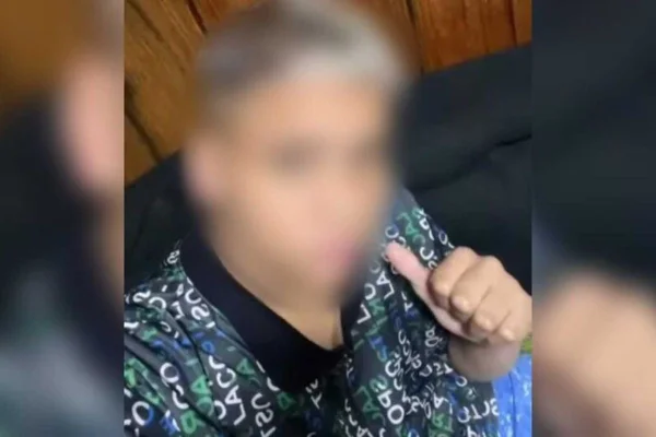 Foto colorida e borrada de criança autista - Metrópoles