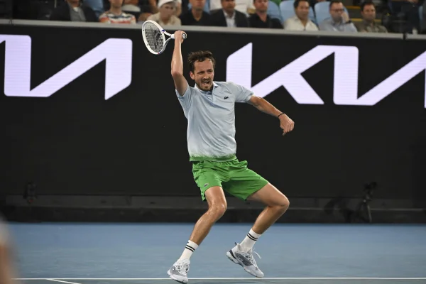 Foto colorida do tenista russa Daniil Medvedev durante o Aberto da Austrália - Metrópoles