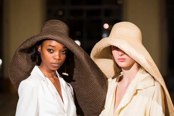 foto com cor. maxi chapéus na passarela jacquemus - metrópoles