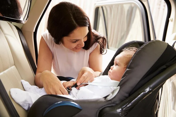 Crianças no trânsito: quando trocar o bebê-conforto pela cadeirinha?
