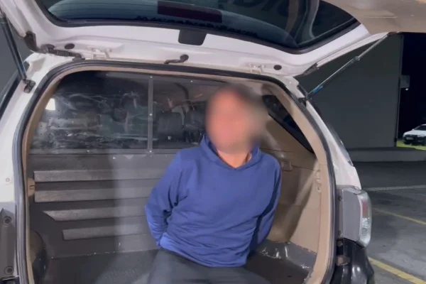 Imagem colorida mostra homem que se entregou alegando ter assassinado cabeleireiro. Metrópoles