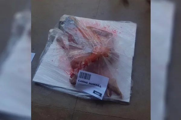 Protesto com “carne humana” chama atenção em restaurante da UnB
