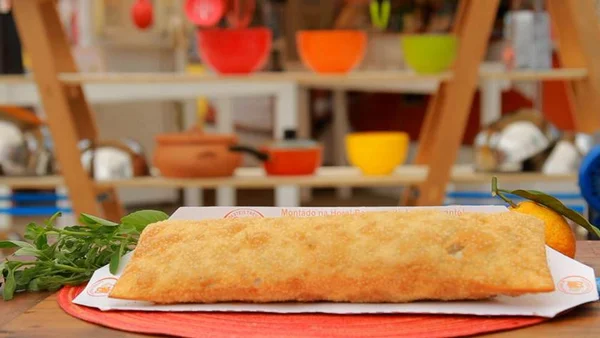 Duas delícias em uma: aprenda a fazer pastel de pizza
