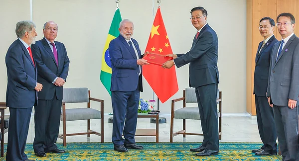 Lula posta fotos com novos embaixadores: “Diálogo com o mundo”
