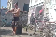 Douglas tomando banho na rua Douglas tomando banho na rua