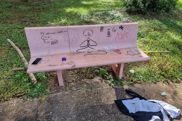 Na imagem,um banco, no banco sacos com maconha e cocaína
