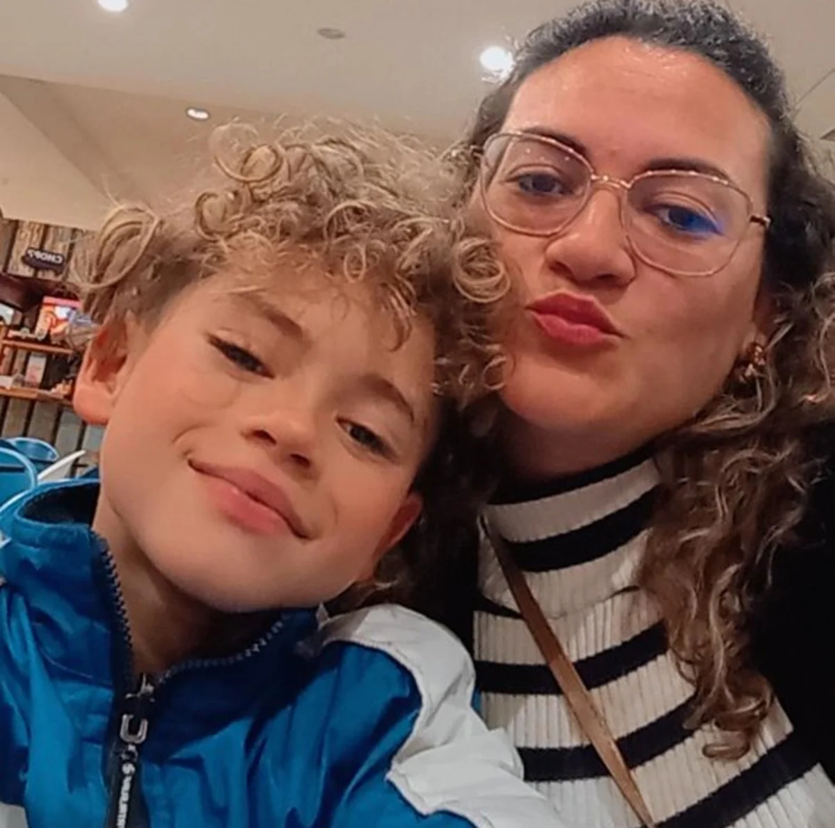 Bailarino Romeu posa com a mãe para as redes sociais Bailarino Romeu posa com a mãe para as redes sociais