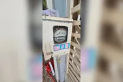 O veículo bateu no portão, o que causou grande estrago, além de danificar câmeras de segurança, o veículo que estava guardado na garagem e um hidrômetro O veículo bateu no portão, o que causou grande estrago, além de danificar câmeras de segurança, o veículo que estava guardado na garagem e um hidrômetro