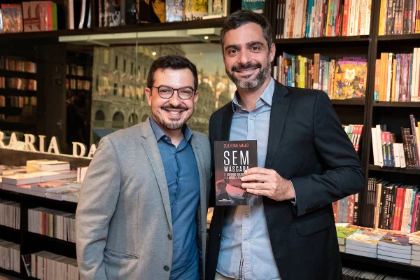 Guilherme Amado lança livro Sem Máscara em evento prestigiado