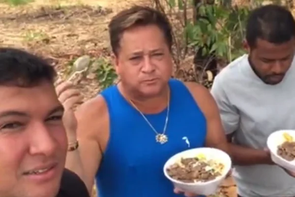Vídeo. Leonardo reproduz meme durante almoço na estrada: “Bora, Bill”
