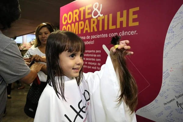 Cabelos doados em nome da solidariedade no Outubro Rosa