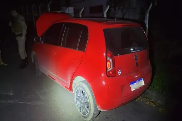 Carro vermelho abandonado