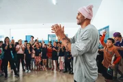 Além do espetáculo, a programação inclui rodas de conversa sobre o empoderamento por meio da arte e oficinas práticas ministradas pelos irmãos e b-boys Cândido Jorge Alves, 41 anos, Diego Alves, 38, e Antônio Alves, 31 Além do espetáculo, a programação inclui rodas de conversa sobre o empoderamento por meio da arte e oficinas práticas ministradas pelos irmãos e b-boys Cândido Jorge Alves, 41 anos, Diego Alves, 38, e Antônio Alves, 31