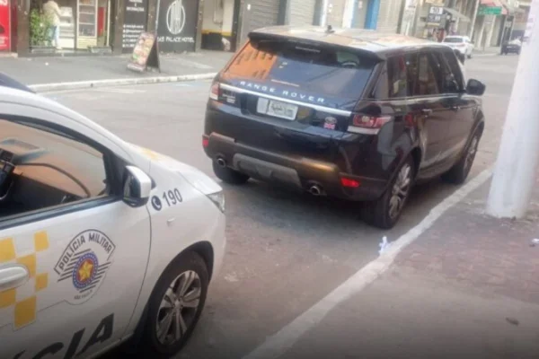 Imagem colorida de carro de luxo apreendido por multas. Metrópoles