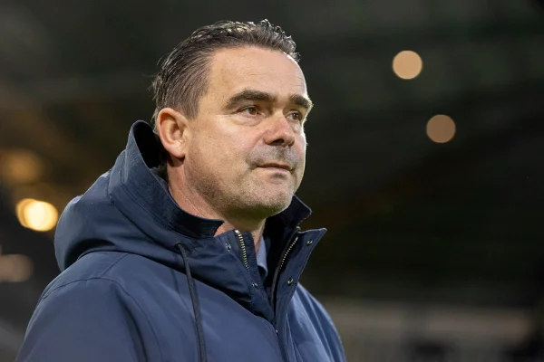 Overmars deixa o Ajax após “mensagens inapropriadas” para colegas