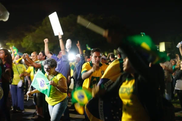 Ex-presidente não se entrega e manifestantes gritam “Lula foragido”