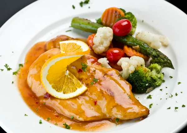 Faça um filé de frango ao molho de laranja fácil e rápido