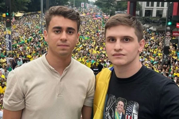 LUCAS PAVANATTO AO LADO DE NIKOLAS FERREIRA - METRÓPOLES