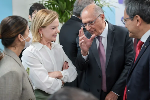 Ministra Gleisi Hoffmann e vice-presidente Geraldo Alckmin