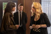 Pilar (Isabel Teixeira) entra na sala abruptamente, seguida por Iuri (José Loreto), assustando Ingrid (Agatha Moreira), que está trabalhando Pilar (Isabel Teixeira) entra na sala abruptamente, seguida por Iuri (José Loreto), assustando Ingrid (Agatha Moreira), que está trabalhando