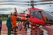 Em decorrência do agravamento do quadro clínico, entubaram a vítima e a transportaram de helicóptero para o Hospital de Base de Brasília, com sinais de traumatismo craniano Em decorrência do agravamento do quadro clínico, entubaram a vítima e a transportaram de helicóptero para o Hospital de Base de Brasília, com sinais de traumatismo craniano