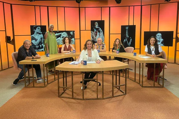 foto colorida de mesa redonda com cissa guimarães sentada e mesa ao redor com várias pessoas sentadas - metrópoles
