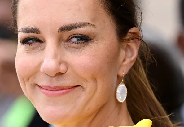 Kate Middleton é flagrada em momento constrangedor em visita à Jamaica