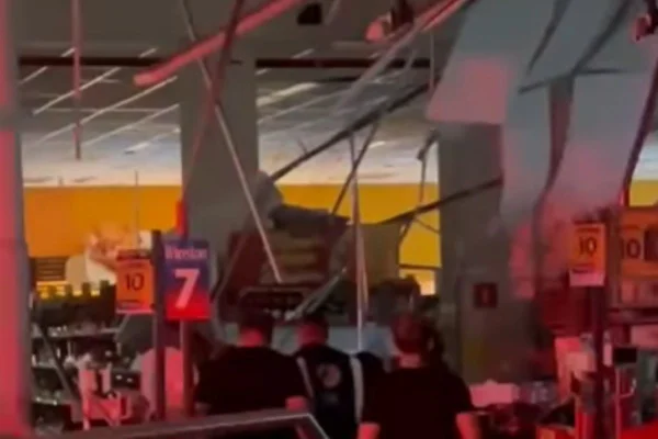 Imagens coloridas mostram supermercado com parte do forro do teto destruído por desabamento