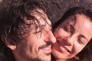 Andréia Horta chamega o namorado, Ravel Andrade, em foto