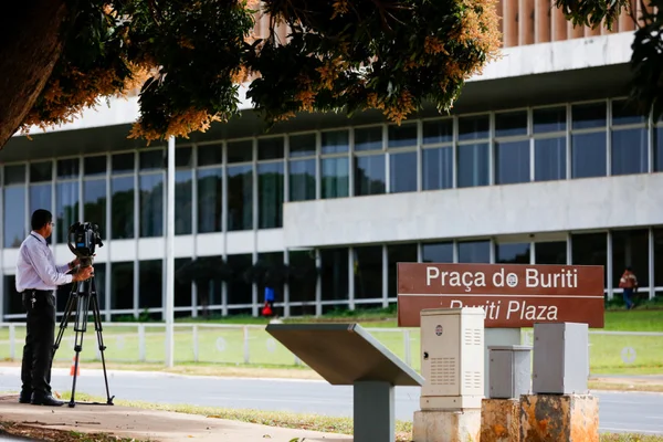 Diário Oficial do DF desta sexta traz reestruturação de sete secretarias, com corte de 870 comissionados. Economia é de R$ 2,5 milhões