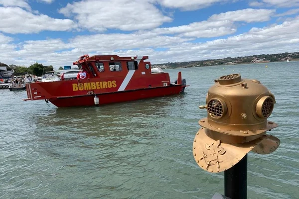 Bombeiros retomam buscas por homem que desapareceu ao cair de barco no Lago