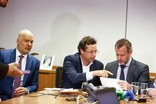 Advogados Marcelo Bessa, Fábio Wajngarten, Paulo Bueno durante coletiva - metrópoles