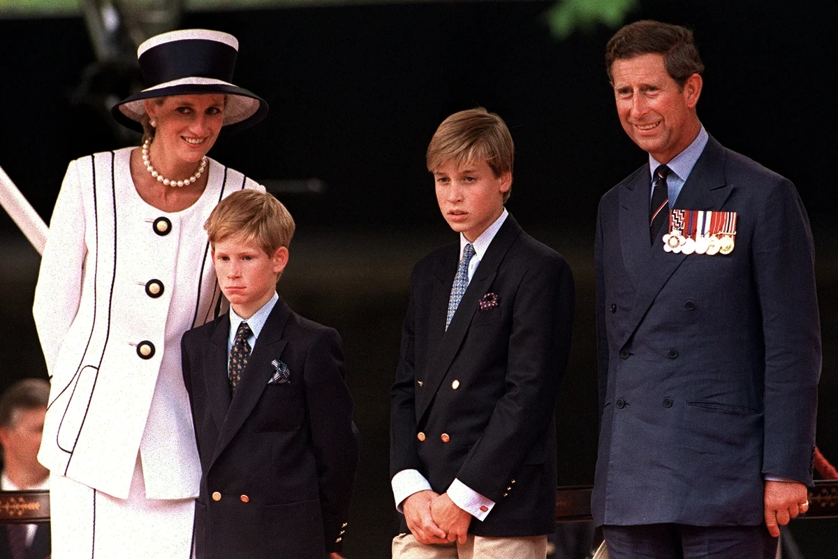 Diana e Charles ao lado dos dois filhos, Harry e William Diana e Charles ao lado dos dois filhos, Harry e William