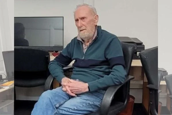 Aos 102 anos, idoso ensina tecnologia e inteligência artificial