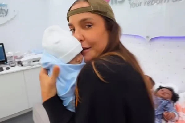 Ivete Sangalo com boneca realista da Macrobaby - Metrópoles