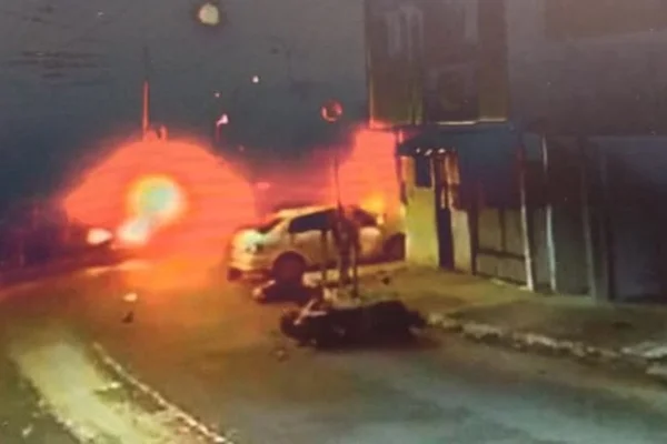 Imagem colorida de carro em rua de PE à noite - Metrópoles