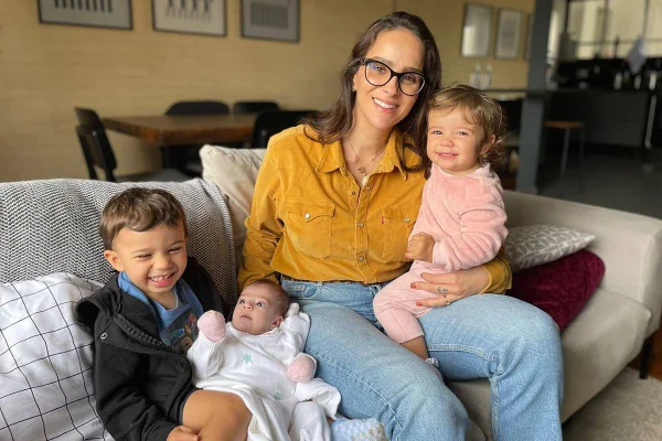 Juliano Cazarré mostra encontro dos filhos com a caçula após alta