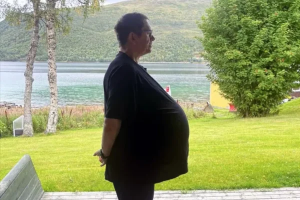 Homem de perfil com barriga avantajada - Metrópoles