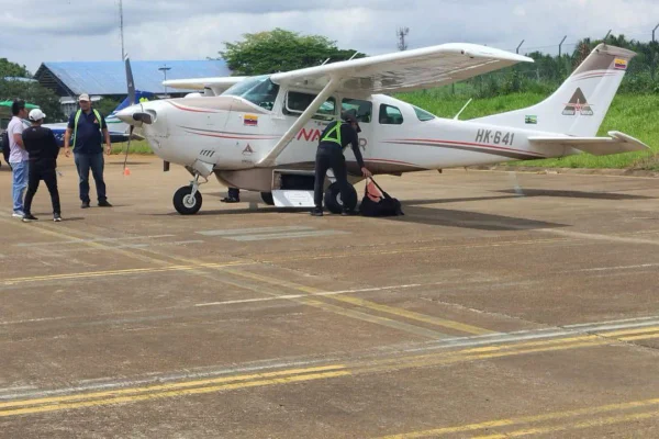 Foto colorida do avião de pequeno porte que caiu na Amzônia colombiana - Metrópoles