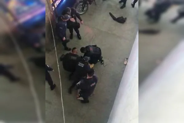 Vídeo: passageiros se revoltam com agressão de PMs a homem na Rodoviária